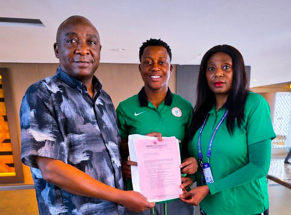 Cover image for NFF President, Gusau presents house certificates to Nnadozie, other Falcons players