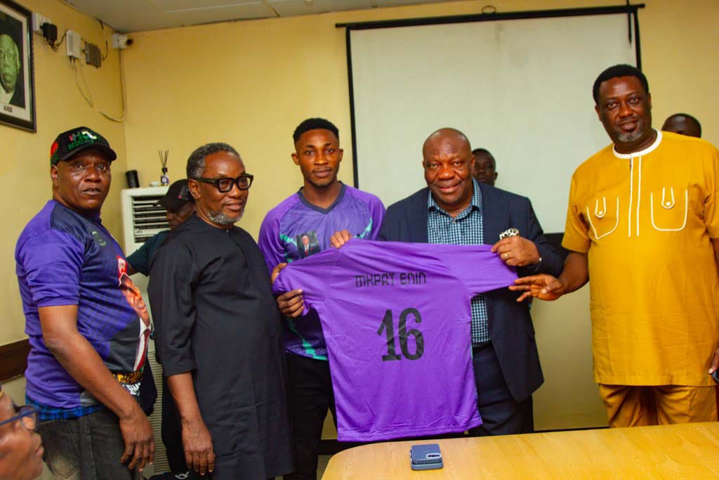 Cover image for Senator Sampson meets LGAs coordinators, unveils tournament jerseys 