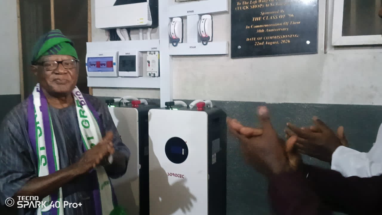 St. Gregory’s College ’96 set donates solar to science block