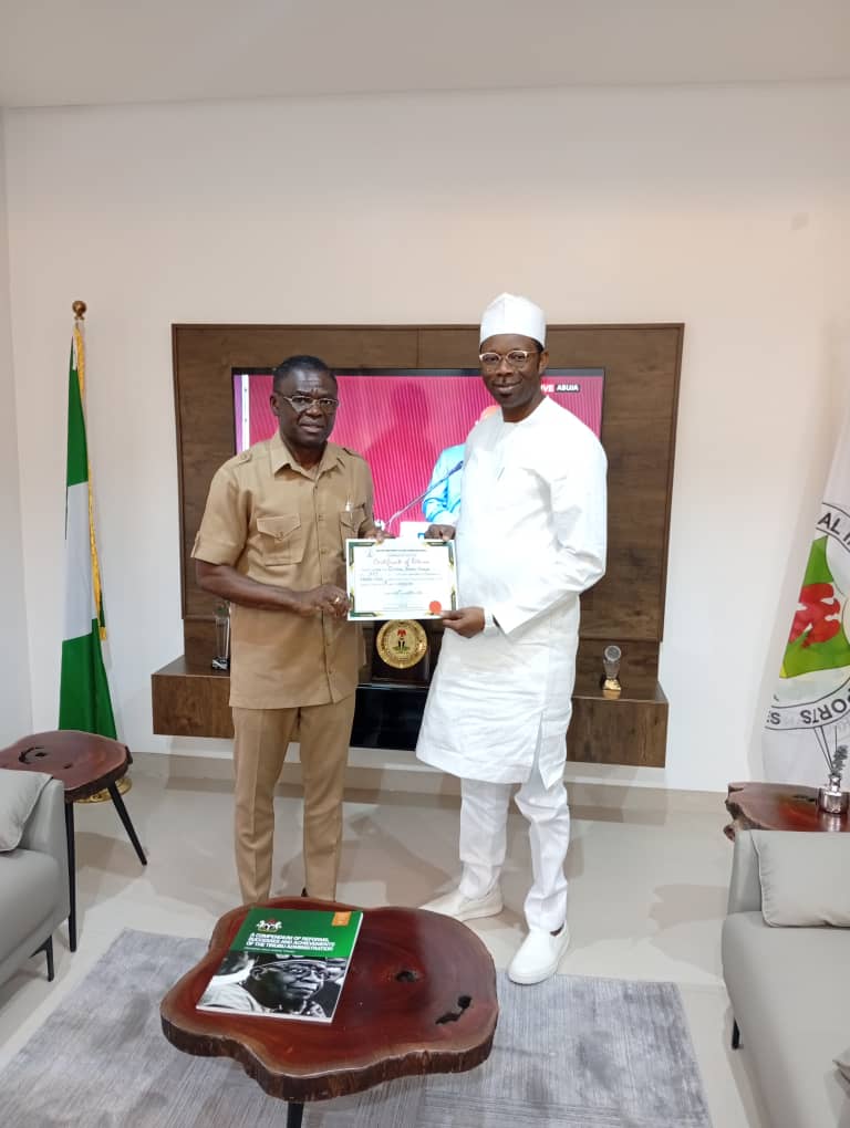 Cover image for Romeo Alaoye Omoike Visits NIS DG, presents Certificate of Return