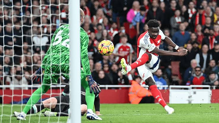 Cover image for On his 300th game, Saka hands Arsenal title lifeline 