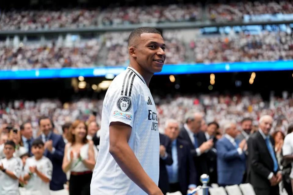 Cover image for 80,000 fans receive Mbappe at Bernabeu