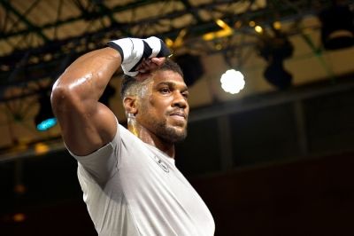 Cover image for  Joshua predicts knockout win over Ngannou